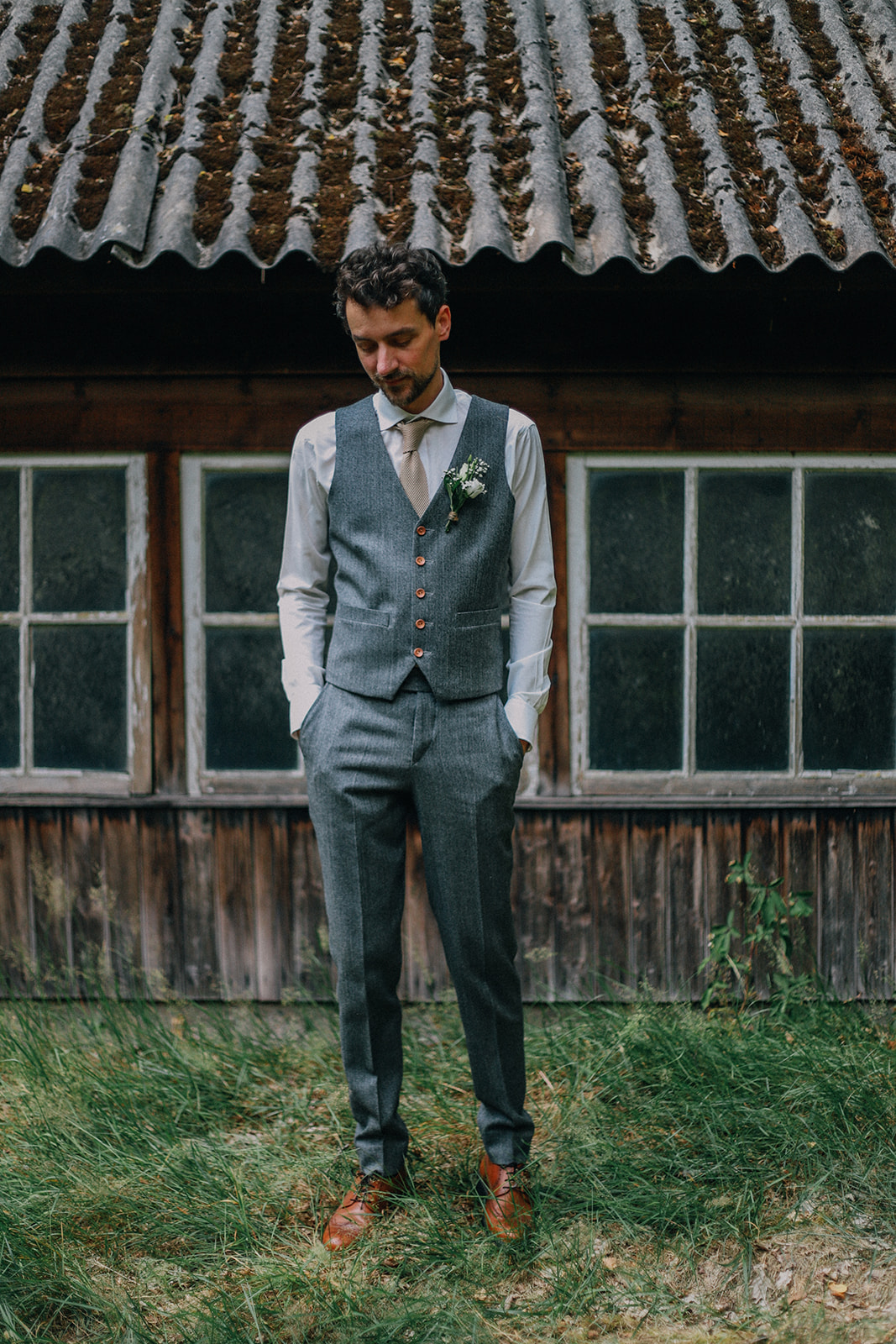Grijs tweed driedelig trouwpak met leren knopen – foto 2