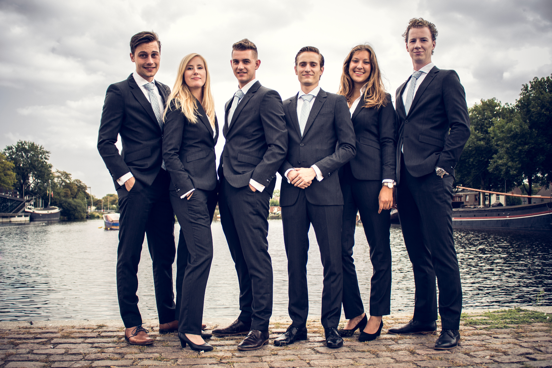 Donkergrijze maatkostuums voor Asset Accounting & Finance